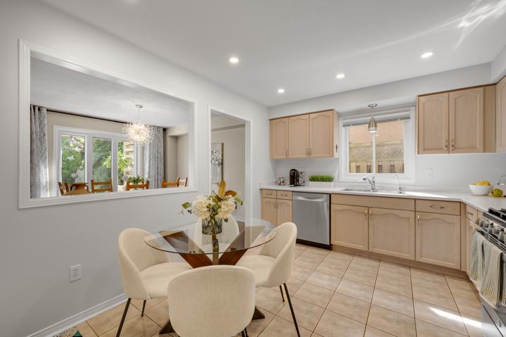 Kitchen and breakfast area