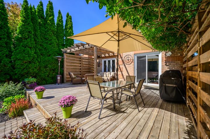 Deck with space for dining